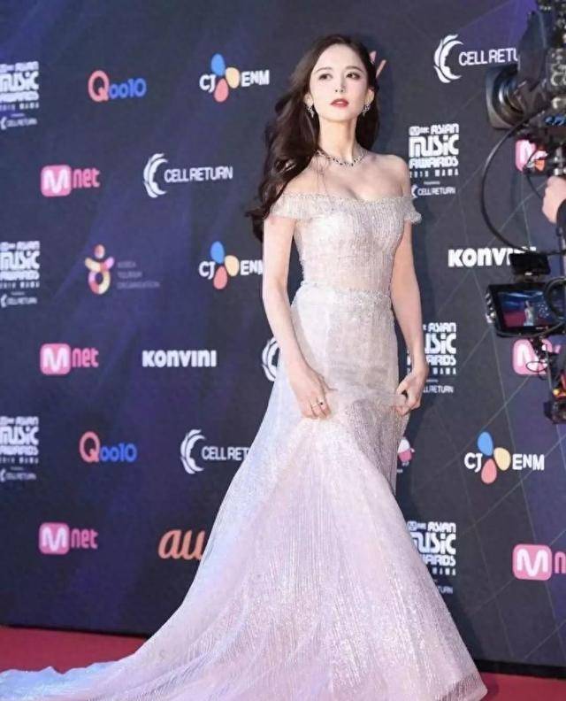 人美心善的古力娜扎,不仅颜值完美,身材曲线也引发全球热议_生活_明星