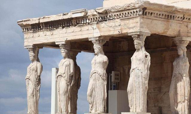 爱奥尼柱的出现要比多立克柱晚100至200年,它的柱脚设置了比柱体更粗