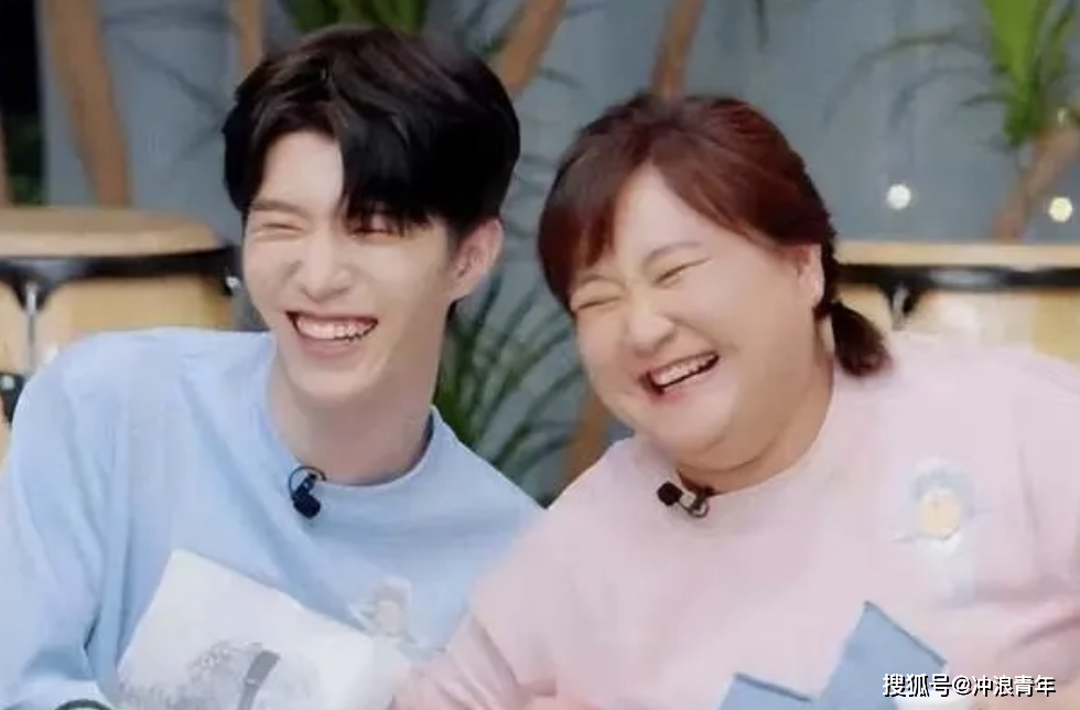 贾玲瘦100斤后的事业爱情双丰收?与小7岁同行老公亮相,夫妻相十足?