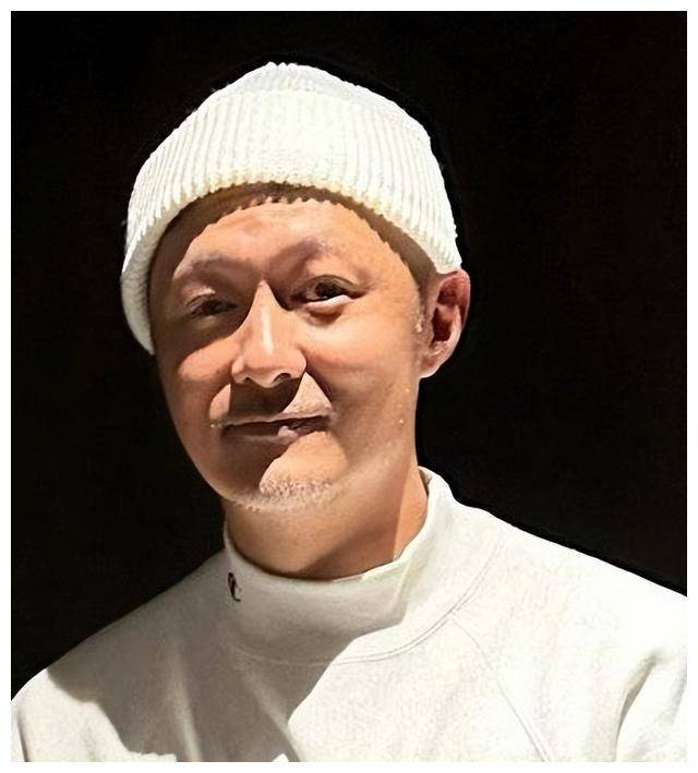 42岁余文乐最新照片曝光,黑眼圈严重,面容憔悴,令人忧心!