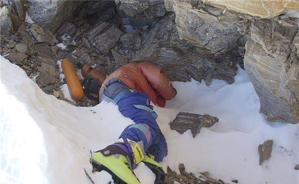 珠峰上最著名的"绿靴子",原地躺了24年,为啥没人敢埋了它?