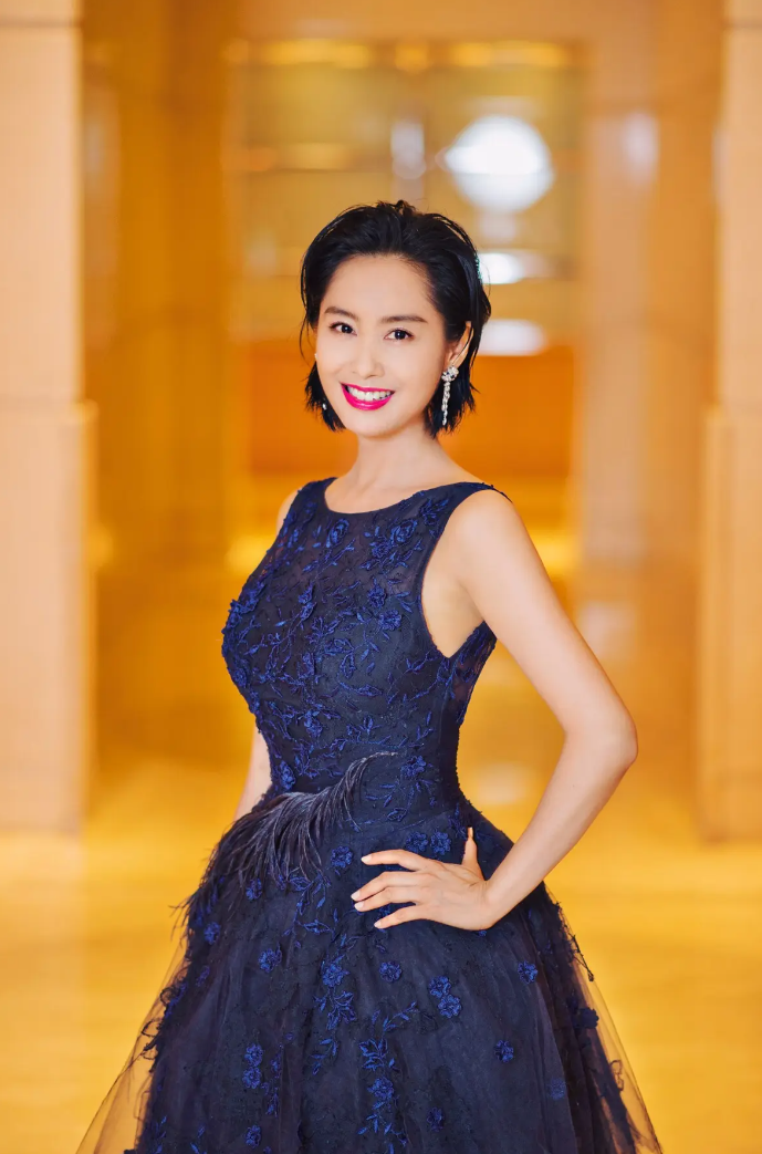 看她和李嘉欣的合照,答案一目了然_美人_香港_身高