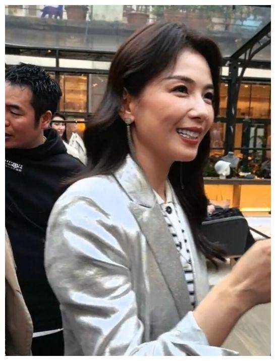 刘涛馒头脸烤瓷牙大比拼,米兰时装周抢镜,竟输给胡杏儿!
