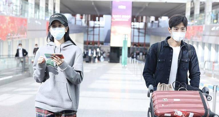 海陆张峻宁再次高调同框,男方绅士推行李,海陆超悠闲_黑色_于小彤