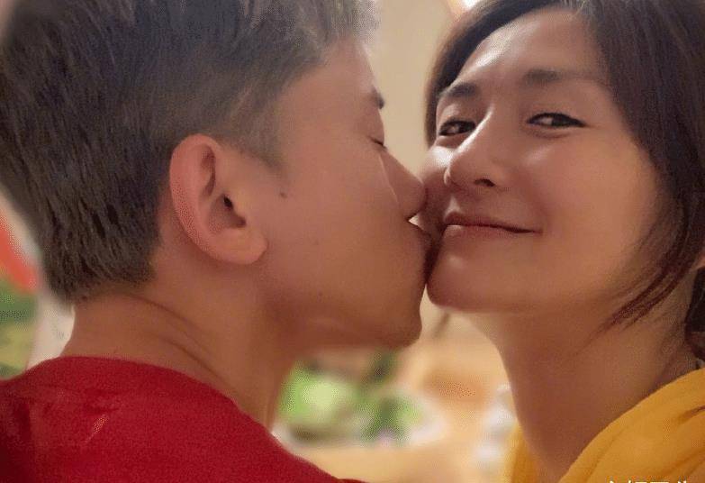 张杰为谢娜庆生教两女儿唱生日歌,姐姐妹妹一起出镜,这下更难分得清了