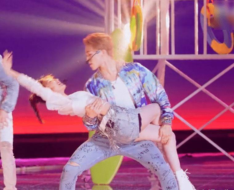 《创4》三公预告:毛晓彤被赞多公主抱,小细节却暴露真实素养_舞台