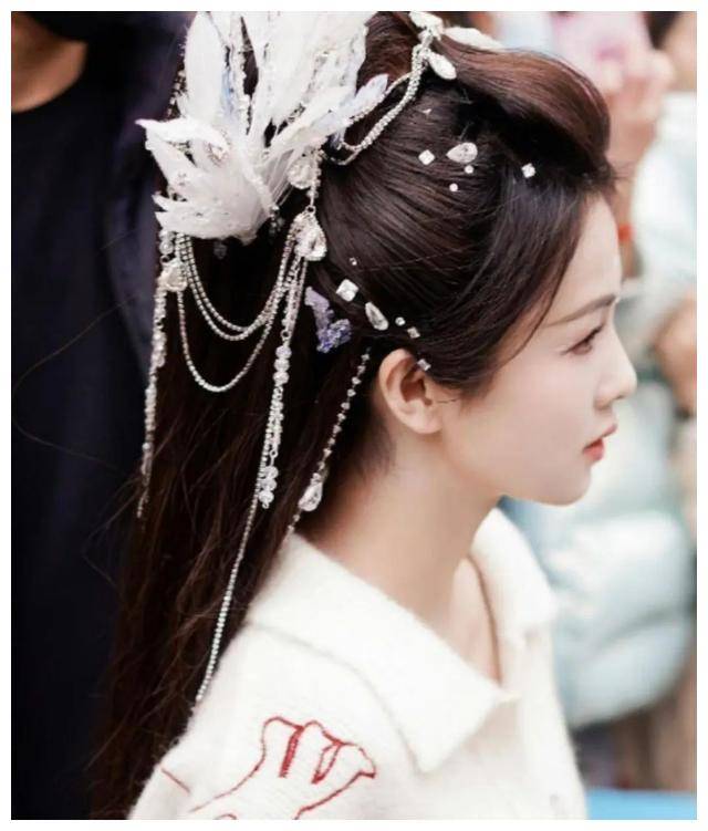 白鹿古装粉衣仙气飘飘,网友热议她的古装发型,萦绕如梦.