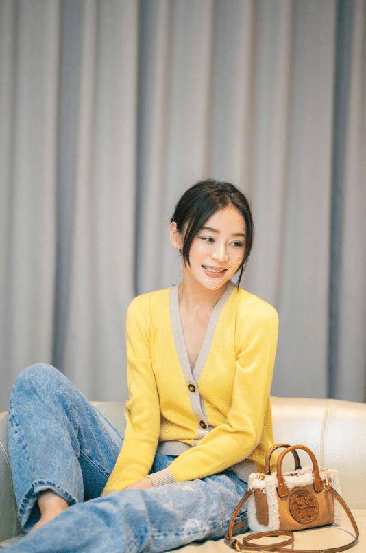 袁姗姗走机场真"壕气",黄皮夹克显高级,又美又飒超抢眼_look_时尚_版