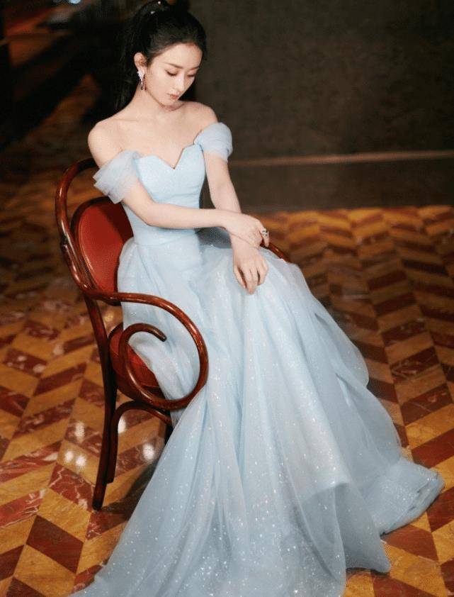 赵丽颖生子后大"牺牲"!33岁化浓妆穿露背裙,这还是当年颖宝?