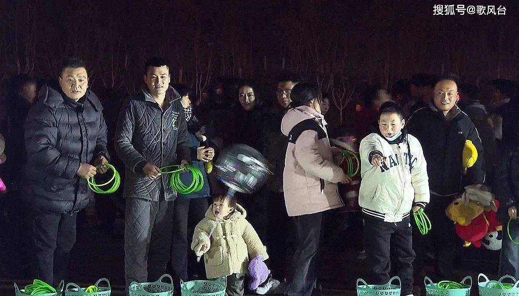 沛县花灯如昼,千树琉璃……_灯展_市民_游客