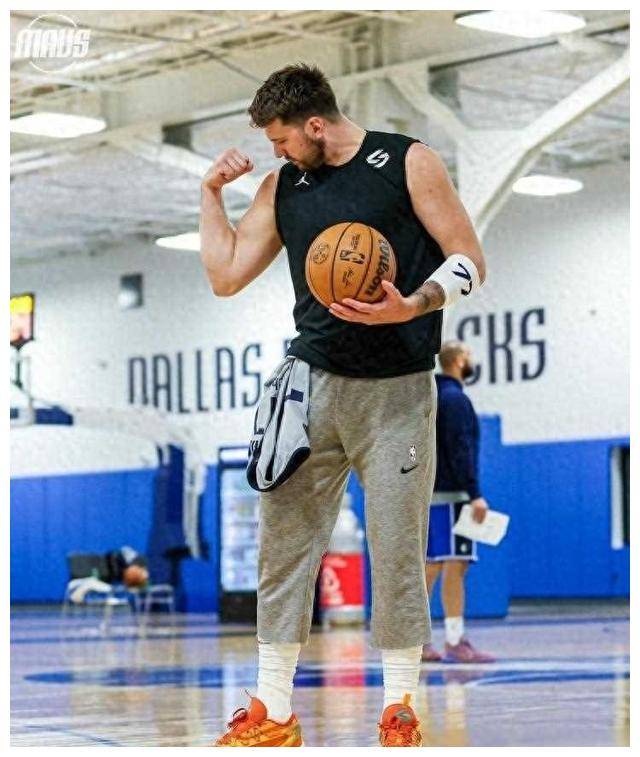 东契奇在训练中展示强壮肱二头肌!力量,自信,实力!_比赛_球迷_独行侠