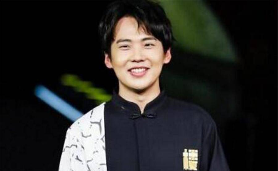 有时候父亲的资源还要通过他来获得,可以说郭德纲教育孩子还是比较