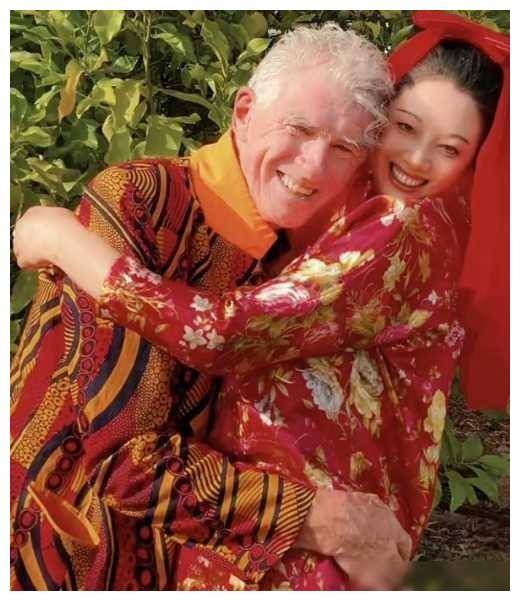 与杜可风拍第二套结婚照,搂抱合照甜蜜开心._艺术_摄影_岁月