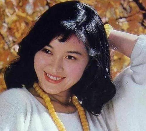 1985年,戏剧《日出》开始翻拍为电影,方舒受邀出演剧中女主角陈白露