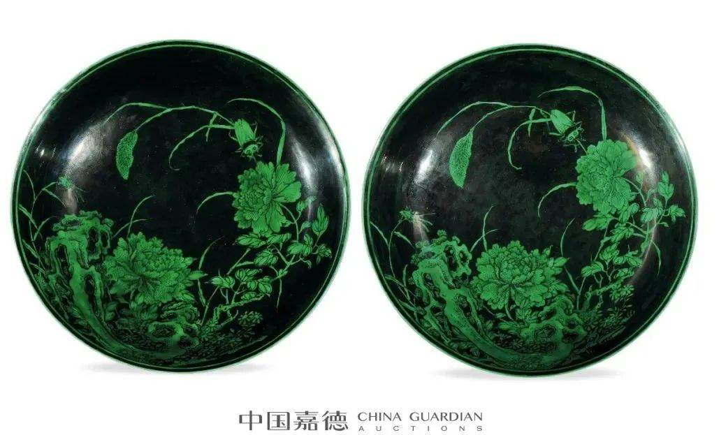 草虫纹盘(另一面)黑地绿彩是康熙年间创烧的釉上彩瓷品种,工艺复杂