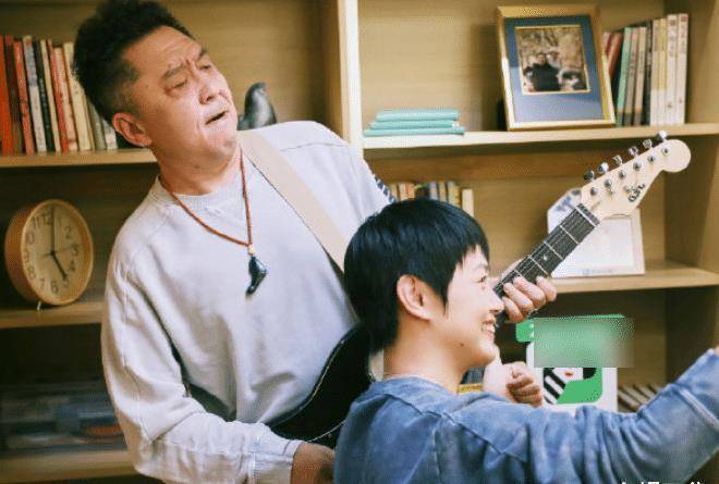 《三重奏3》官宣嘉宾,三对夫妻甜蜜合照,我却被吴京谢楠甜到_何猷君