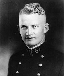 阿利·艾伯特·伯克1901年10月19日出生于远离海岸线的美国科罗拉多州