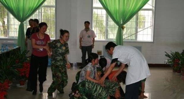 悲剧至今15年,是谁制造了"恶魔"杨永信?_父母_女孩_医生