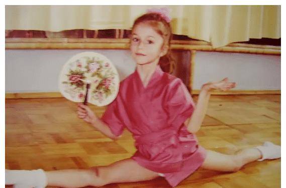 拉瑞莎·巴库洛娃同样出生在国外,出生于1985年,爸爸是心脏科医生,是