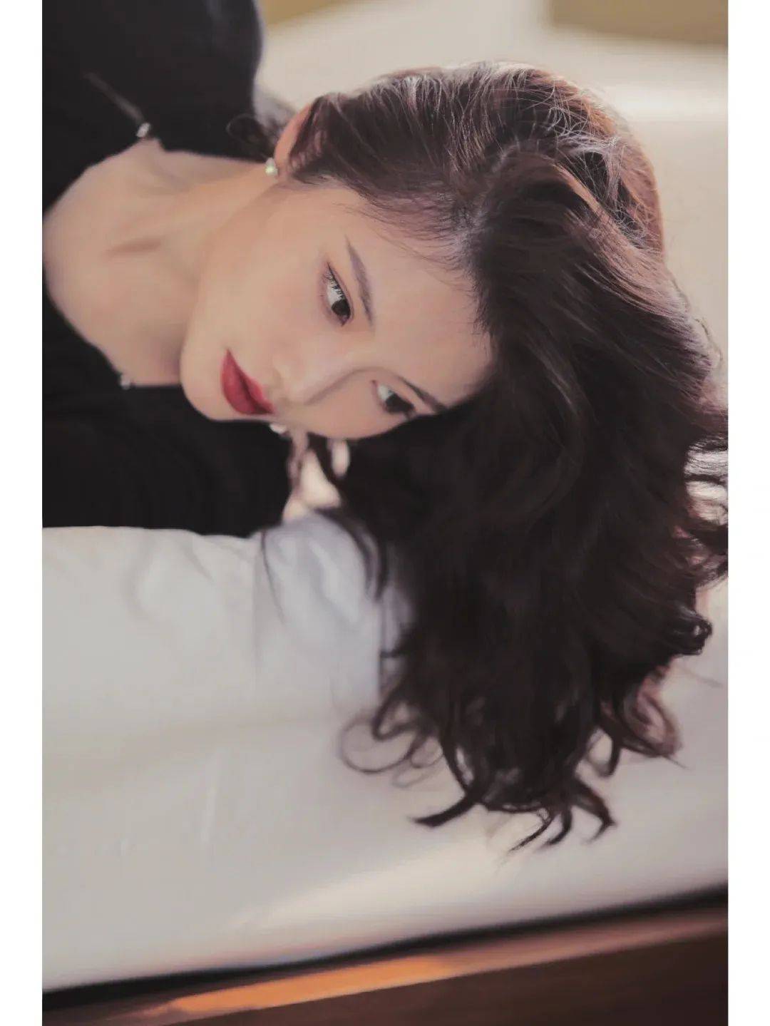 明星穿丝丨徐冬冬黑丝大波浪搭配一件露背裙,简直是太欲了_黑色_设计