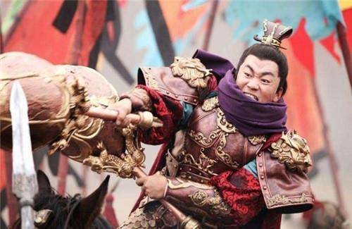 他拿李元霸双锤去鉴宝,引全场哄笑,专家鉴定后观众都笑不出来了_男子