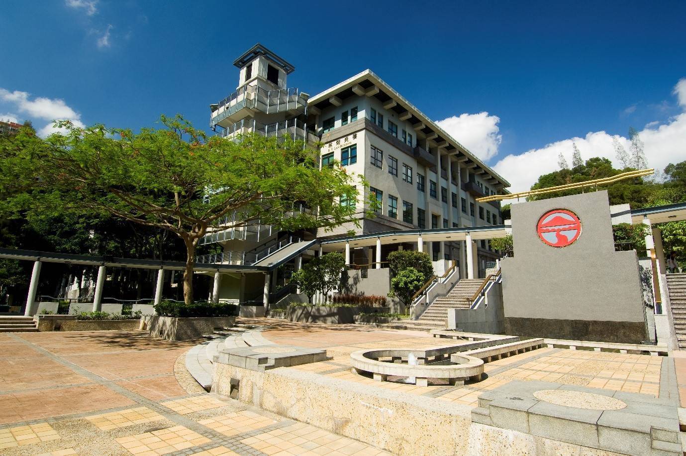 香港岭南大学港城的法学类专业对英语要求比较高,需要六级考试达到520