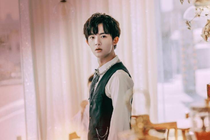 该剧的男主是季肖冰,女主的话是一个叫做张雅钦的新生代演员.