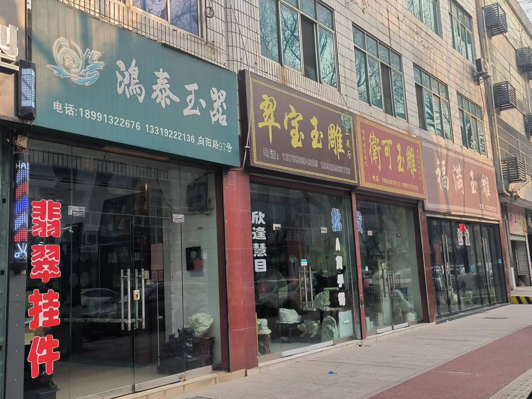 图为调查队队员与蓝田玉店主交流.中国青年网通讯员王鑫提供.