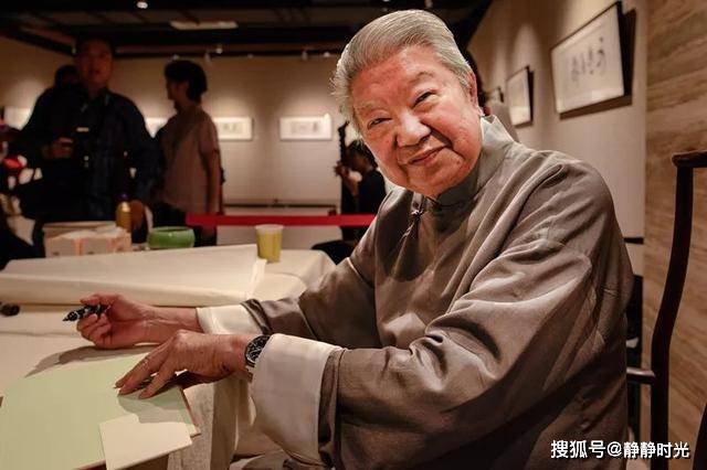 "还有人问:"女人必须结婚吗?" 蔡澜嘲笑地回答:"这是个什么问题.