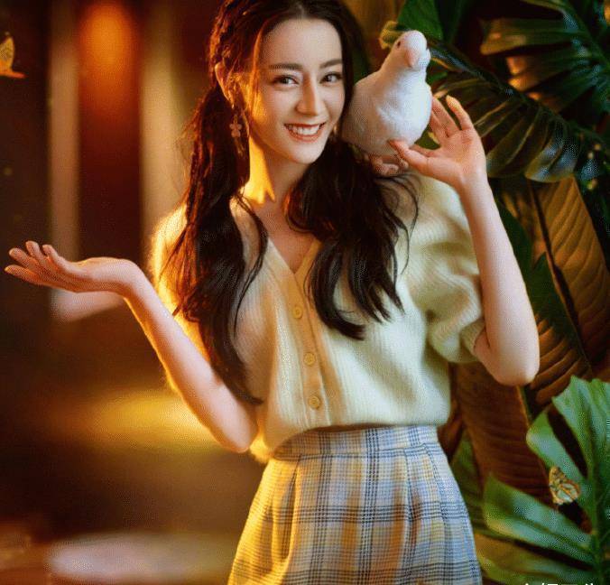 迪丽热巴晒自拍庆节日,土味贴纸也挡不住美貌,但这鼻梁认真的?