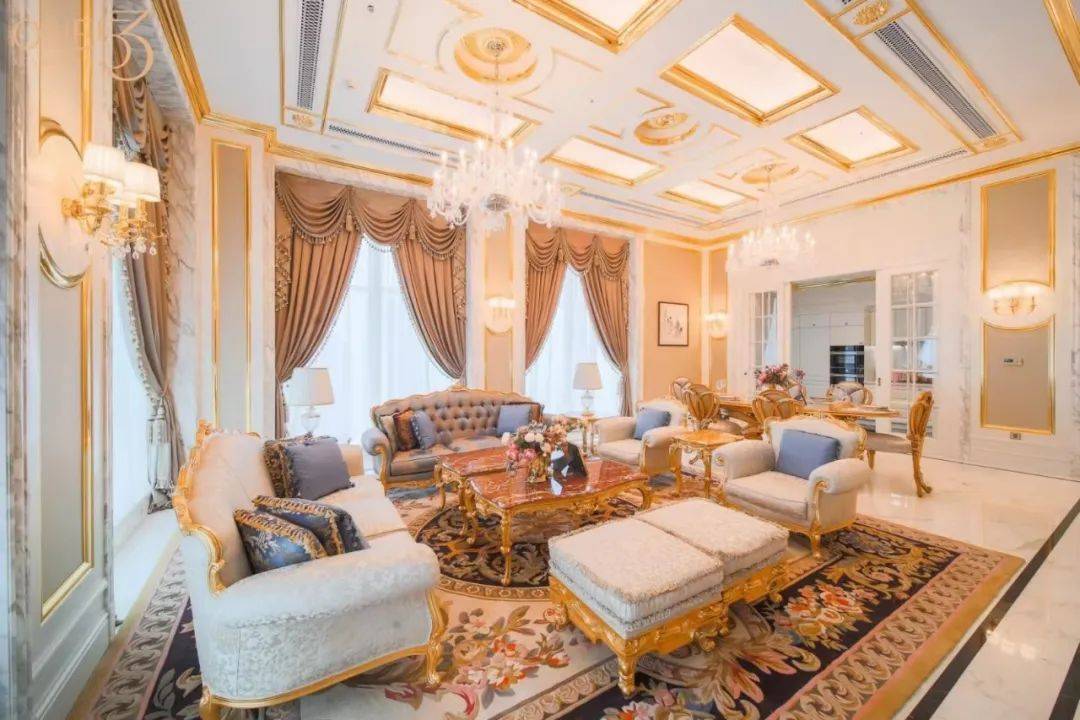 比如,泥金吊顶涂的是漆,大花壁纸真的是"纸".