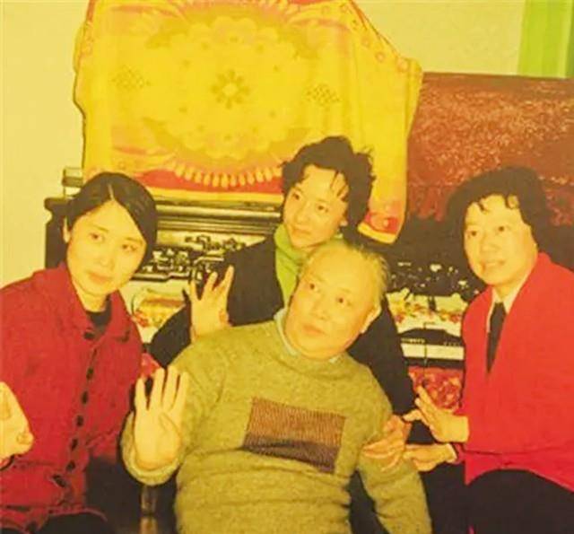 京剧青衣谢虹雯,一嫁英年早逝杨宝森,44岁二嫁张君秋相伴终生_梅先生