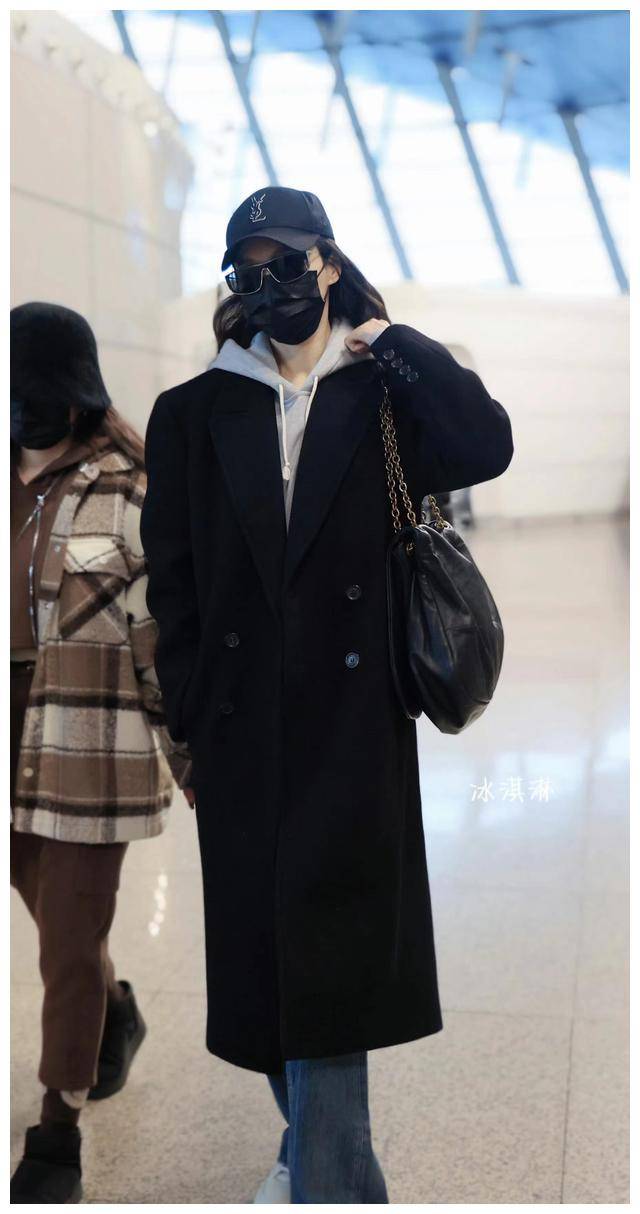 唐嫣黑大衣炸街头!走机场尽显巨星范,同款火爆快断货._成功_造型_事业