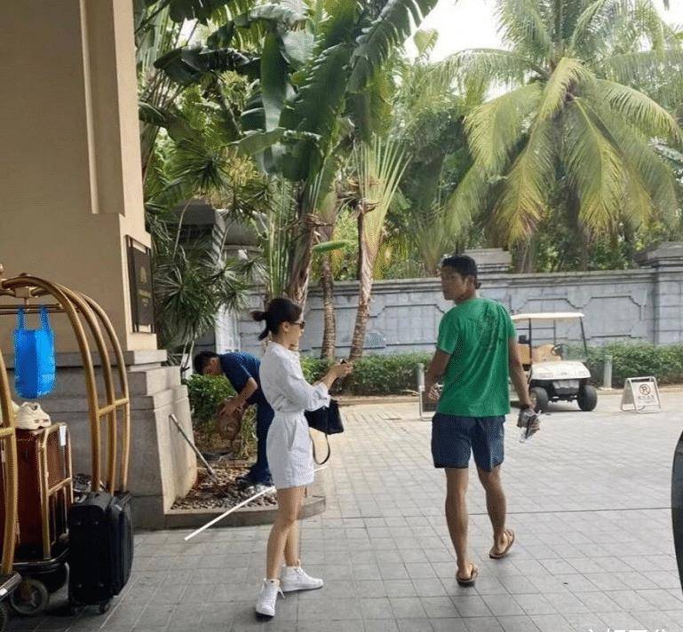 王子文吴永恩购物时被偶遇,两人是否做戏,男方的举动显然易见_文和