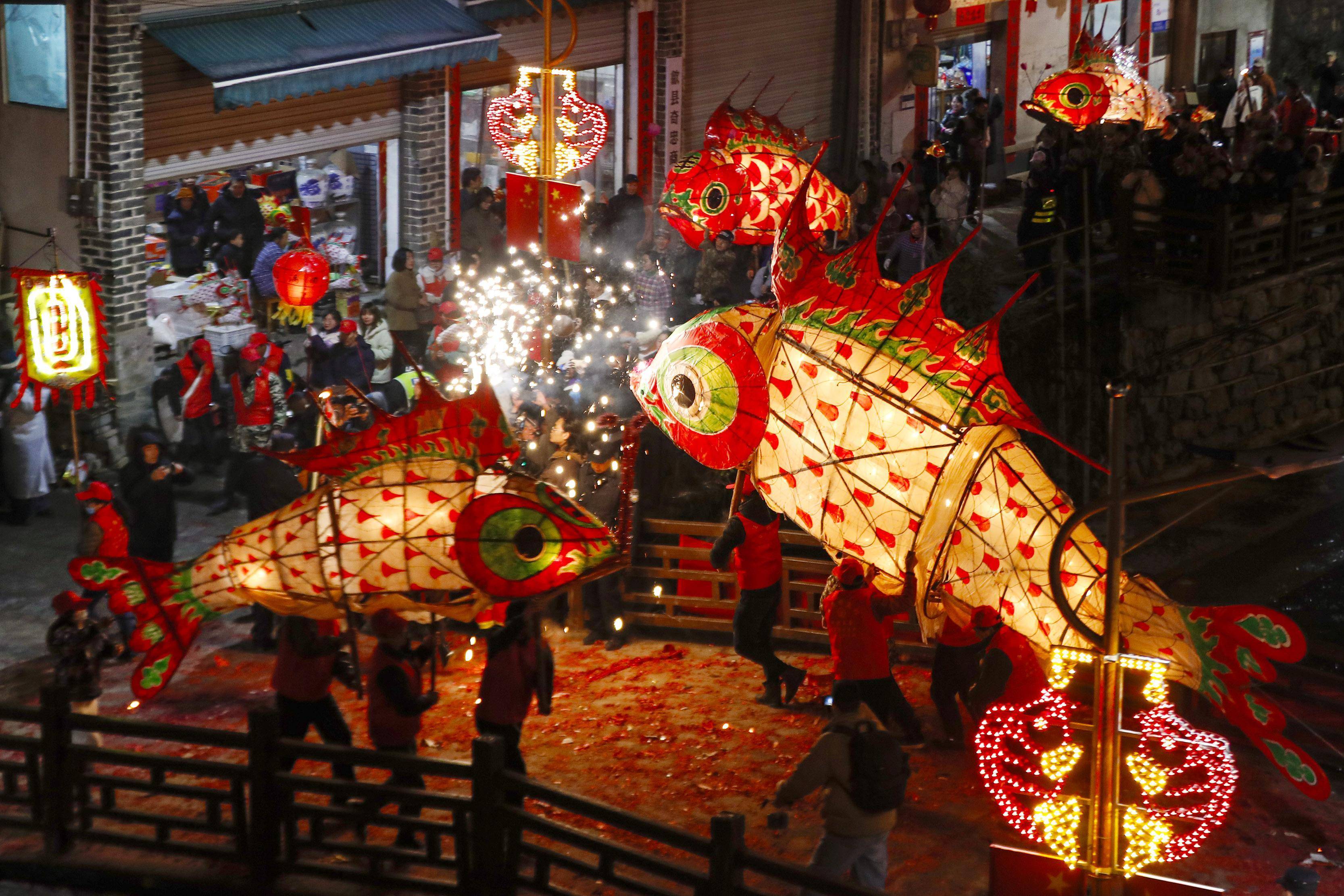 安徽歙县:嬉鱼灯 迎元宵#_汪满田_田村_溪头镇