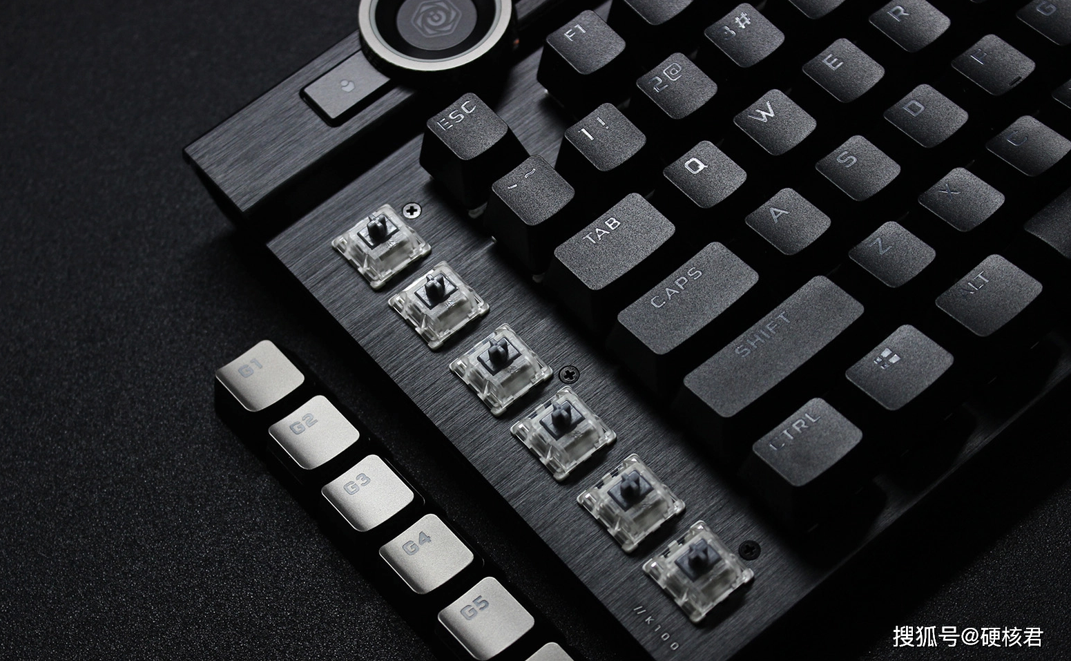 从外观上看,opx光轴的轴芯颜色与cherry的mx银轴相似,都是透明轴盖,不