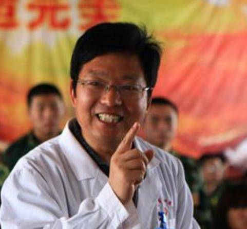 一场恶作剧过后,众人哈哈大笑着离开,留下杨永信一人