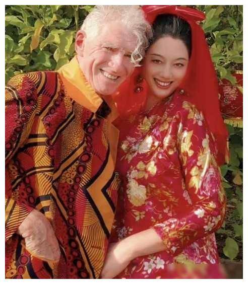 与杜可风拍第二套结婚照,搂抱合照甜蜜开心._艺术_摄影_岁月