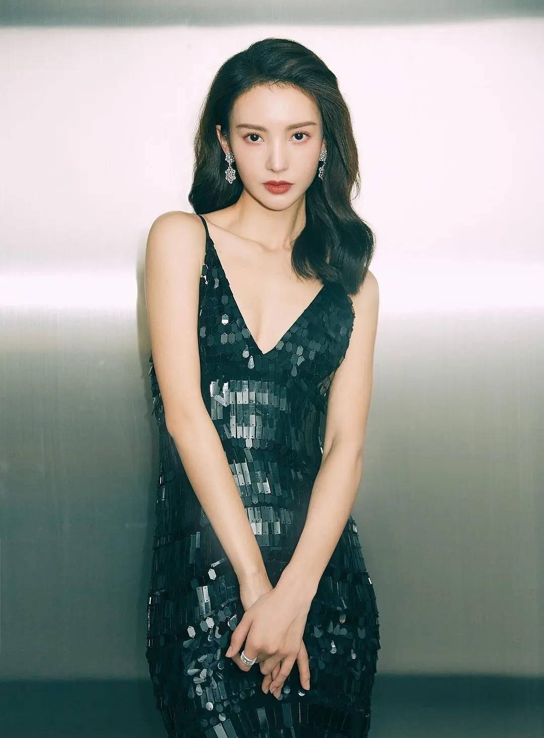 嘴歪也好看的女明星,个个明艳大气,时尚万种,笑起来又美又欲_美女