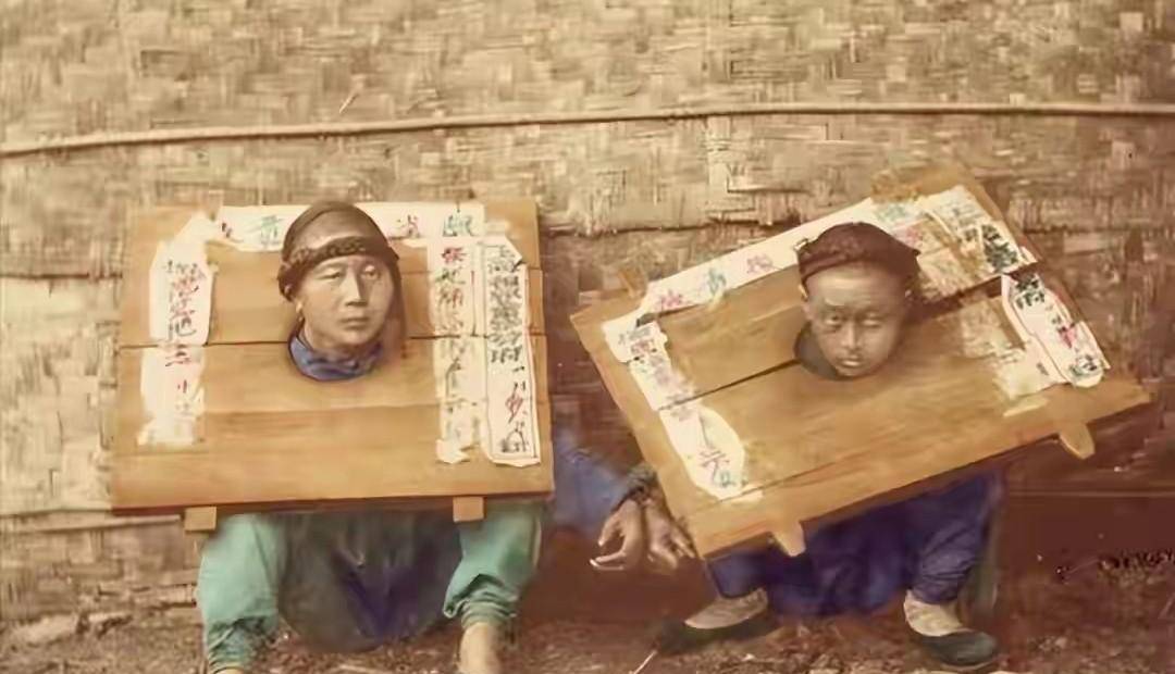 清末照片:太监站在宫墙外笑逐颜开,拳民五花大绑坐地上一脸不屈_女子