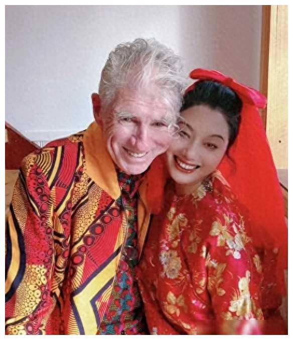 与杜可风拍第二套结婚照,搂抱合照甜蜜开心._艺术_摄影_岁月