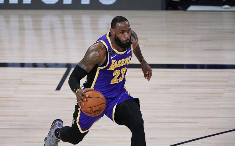 此后,詹姆斯夺得了传奇总冠军,2017年,骑士大战在总决赛舞台上继续