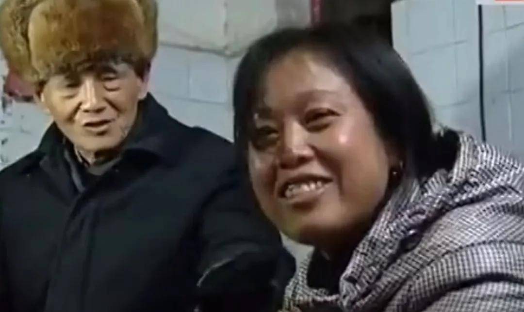 走进屋子里面,记者看见一个四岁的女孩开始跟司徒强玩耍起来,期间司徒