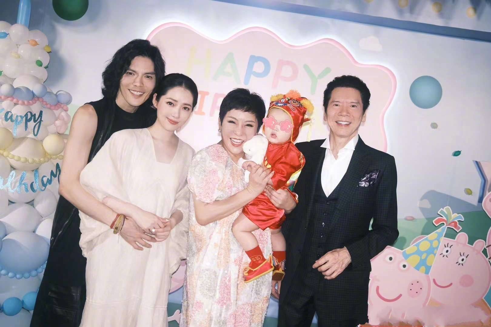 郭碧婷婆婆国外旅游被偶遇,身穿拼接长裙,造型非常精致贵气_向太_时候