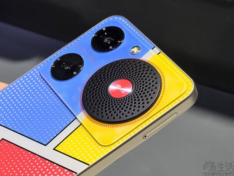 z50s pro,但细节上又略有差异,有着"相机式外观"的高端影像手机nubia