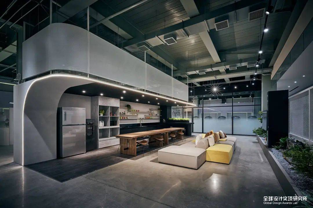 获奖者:沐水空间设计 mu interior design项目名称:kyf office42获奖