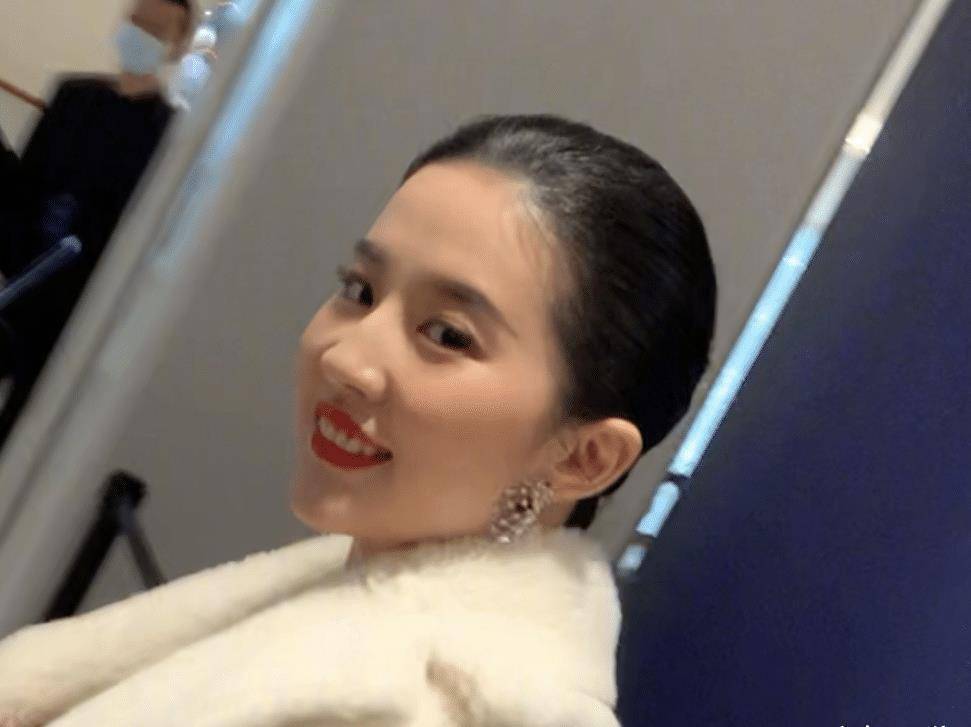 刘亦菲深v钻蓝裙上热搜榜,活动生图被疯传,不愧是顶流女艺人!