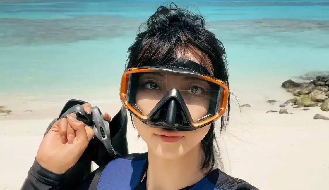 从照片来看,袁心玥拍完这张照片就准备下水了!