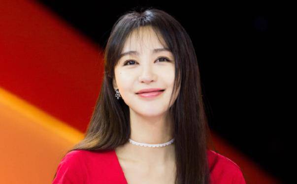 然而事情并未结束,随之而来的是angelababy当年加入黄晓明和李菲儿