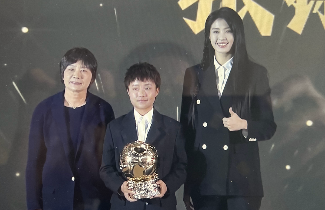 第二个奖项是中国女性金球奖,三位候选人分别是张琳妍,王爽,王姗姗!